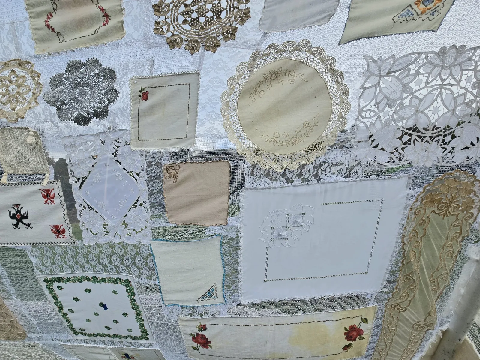 Detalle de Umbral: encajes, bordados y marcas de uso en los textiles donados